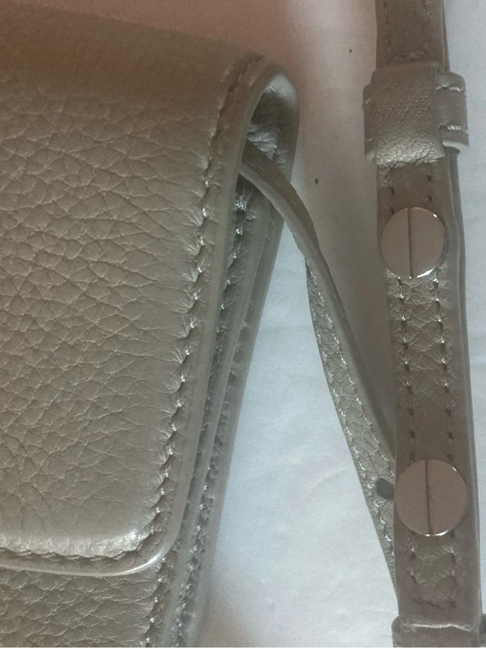 Tory Burch Pebbled Crossbody Wallet in Gray with beautiful silver logo